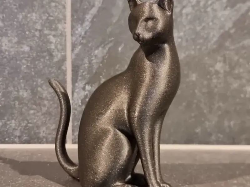 Élégante figurine d'un chat assis