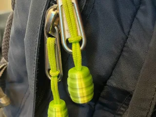 Zipper pull with optional bottom magnets
