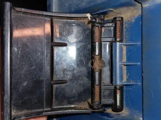 rubbermaid latch