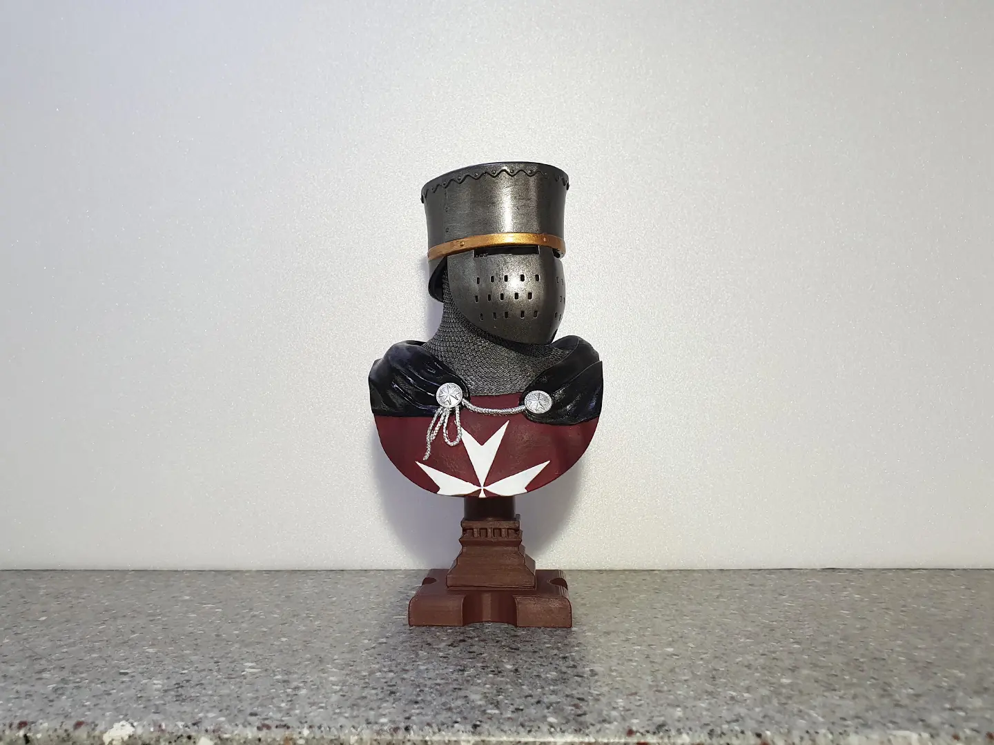 büste und Helm des Johanniterordens mit einer Figur