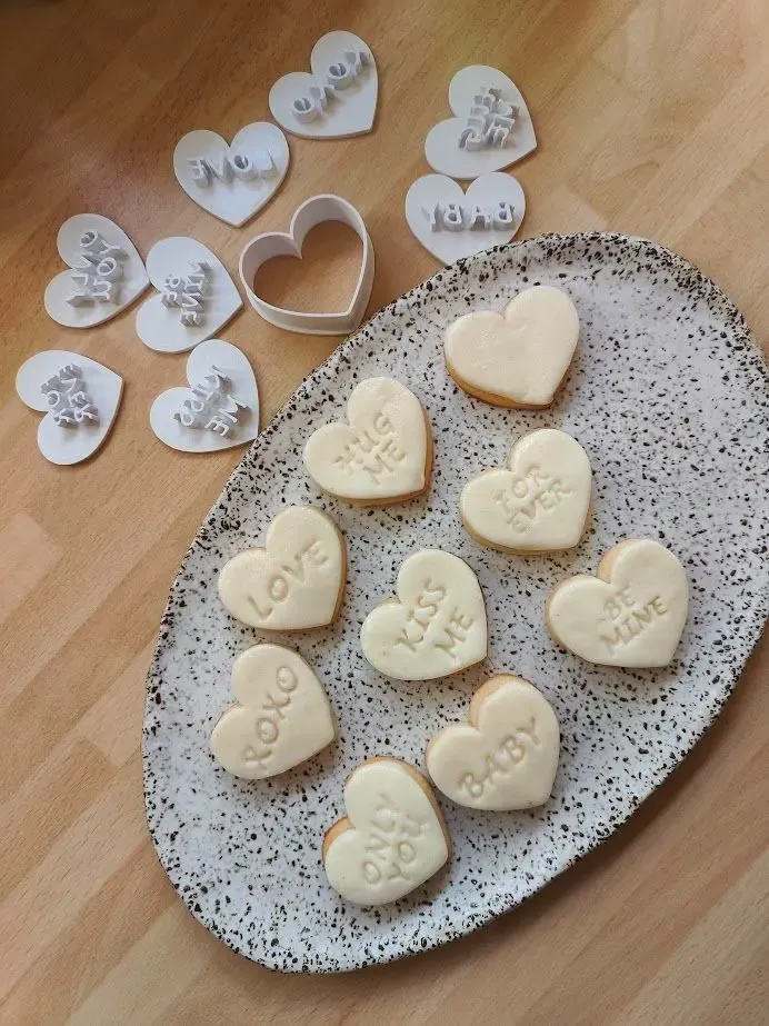 Tagliabiscotti e set di francobolli con messaggio a forma di cuore