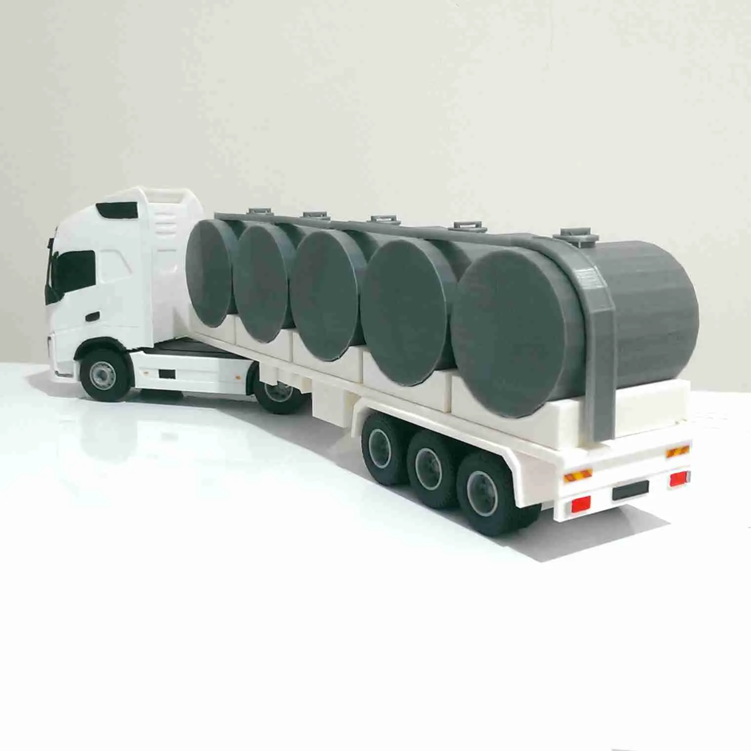 VOLVO-LKW UND MILCHANHÄNGER