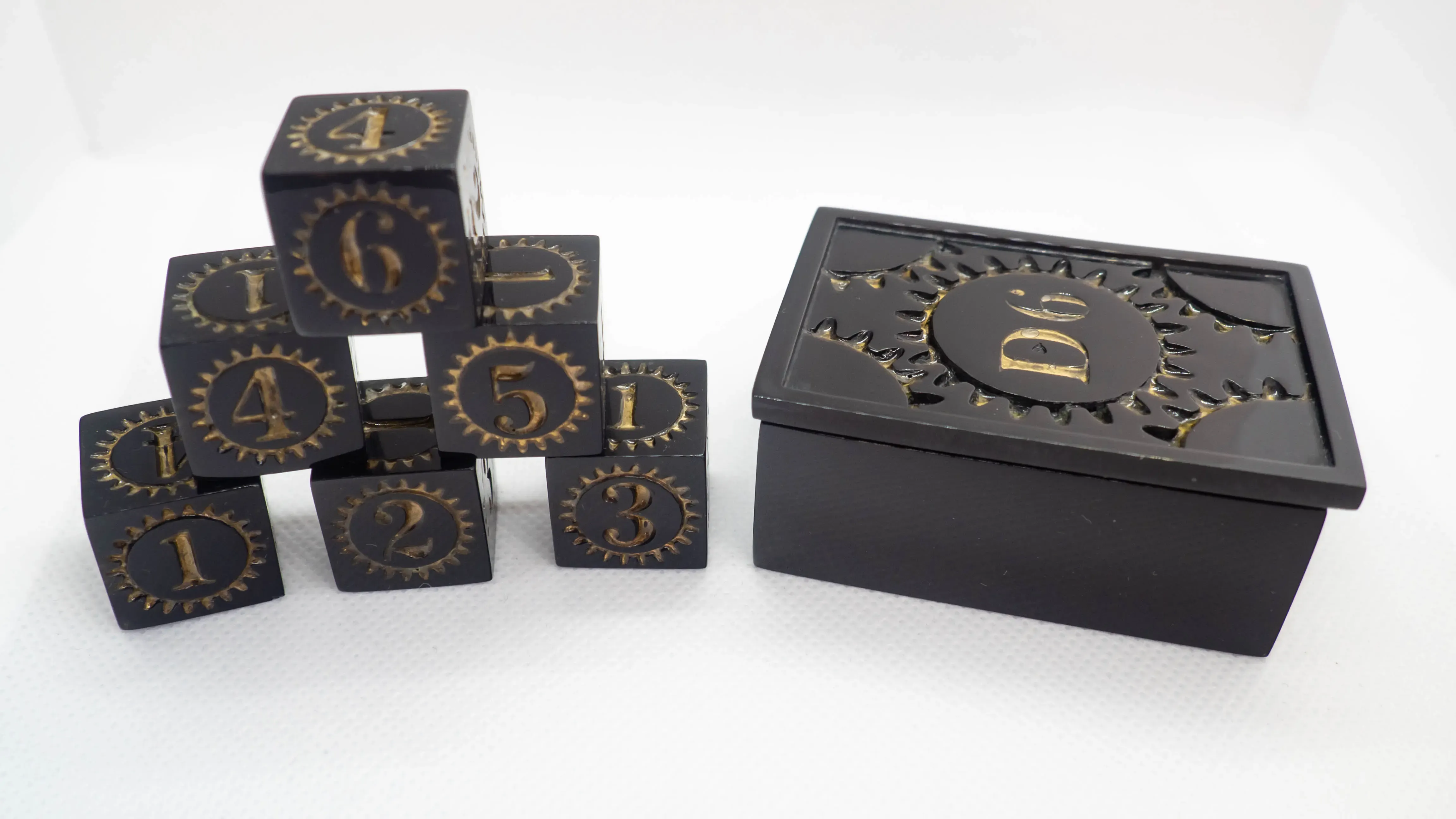 D6 dice box with gear