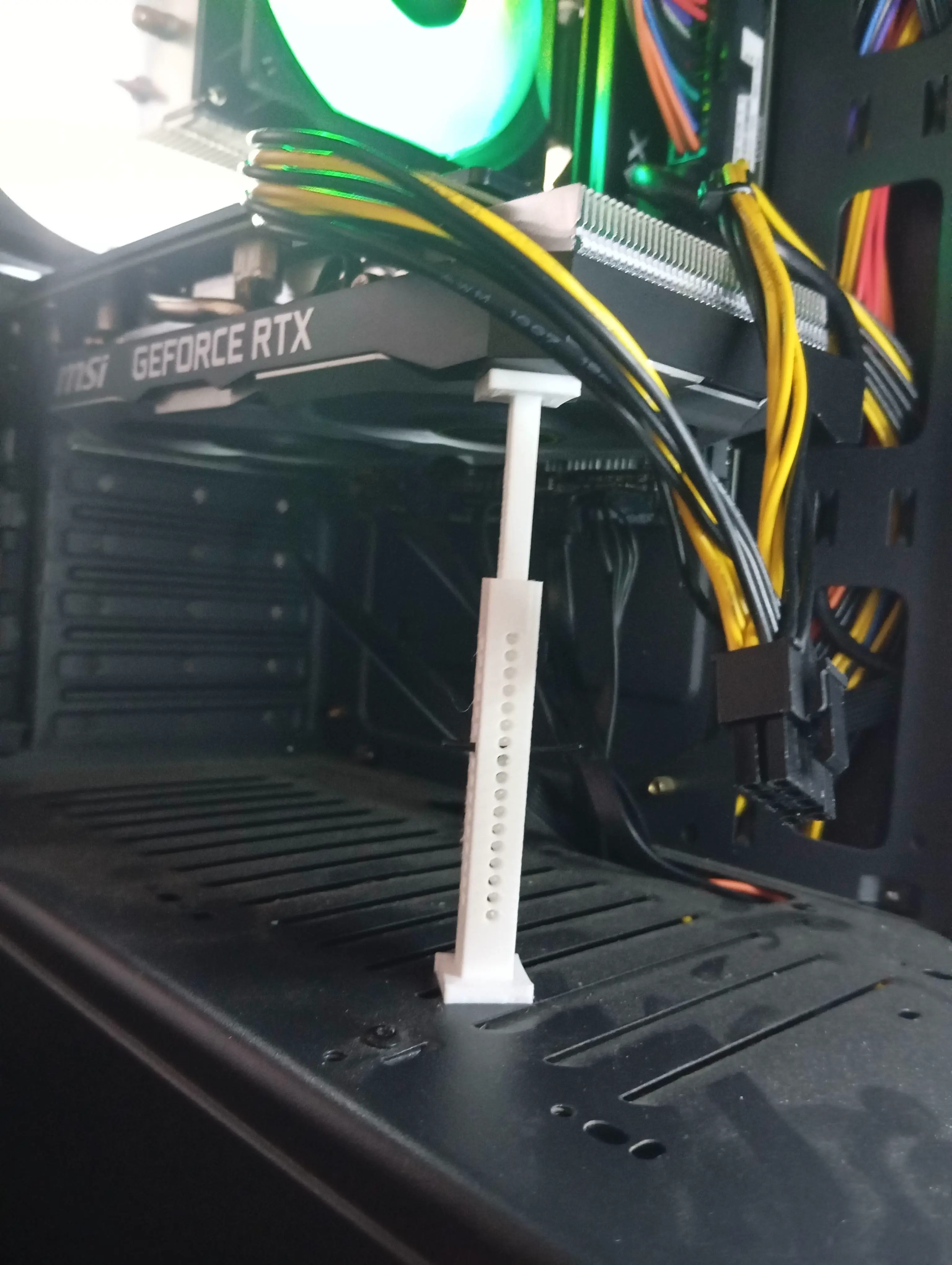 ADJUSTABLE STAND TO SUPPORT THE GRAPHICS CARD