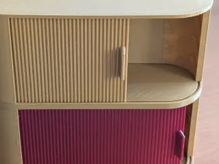 Box with roller shutter for small items with a smooth surf