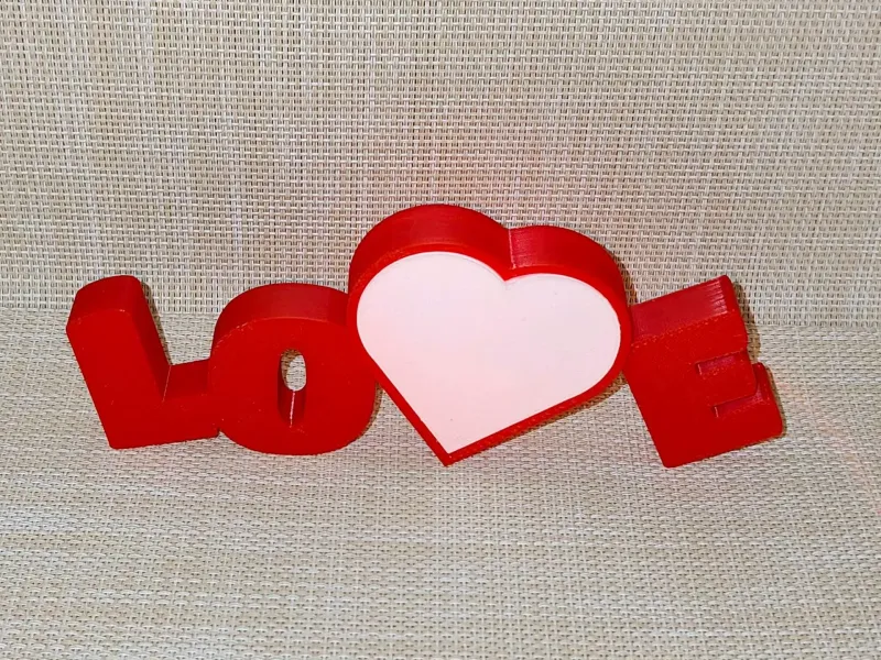 نقش LOVE مضاء