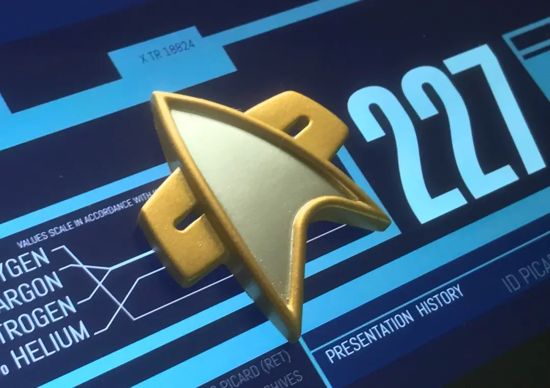 Star trek Picard  Flashback Combadge
