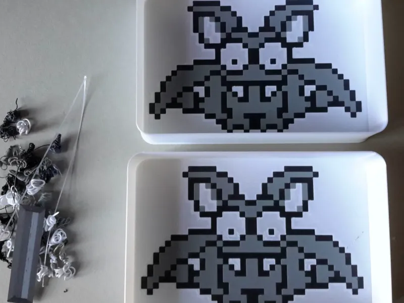 Bomb-Bat - 05, mehrfarbige Pixel-Art-Nistbox