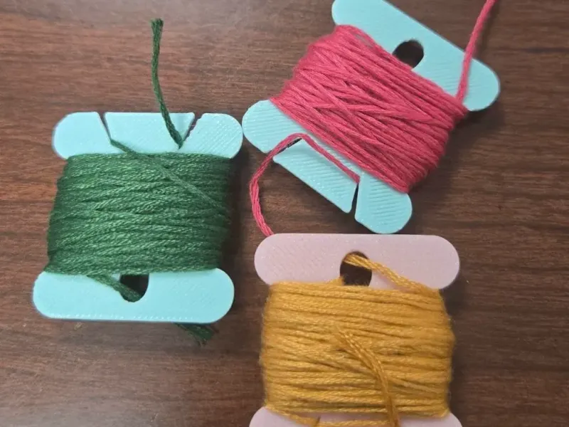 Embroidery floss holder/bobbin