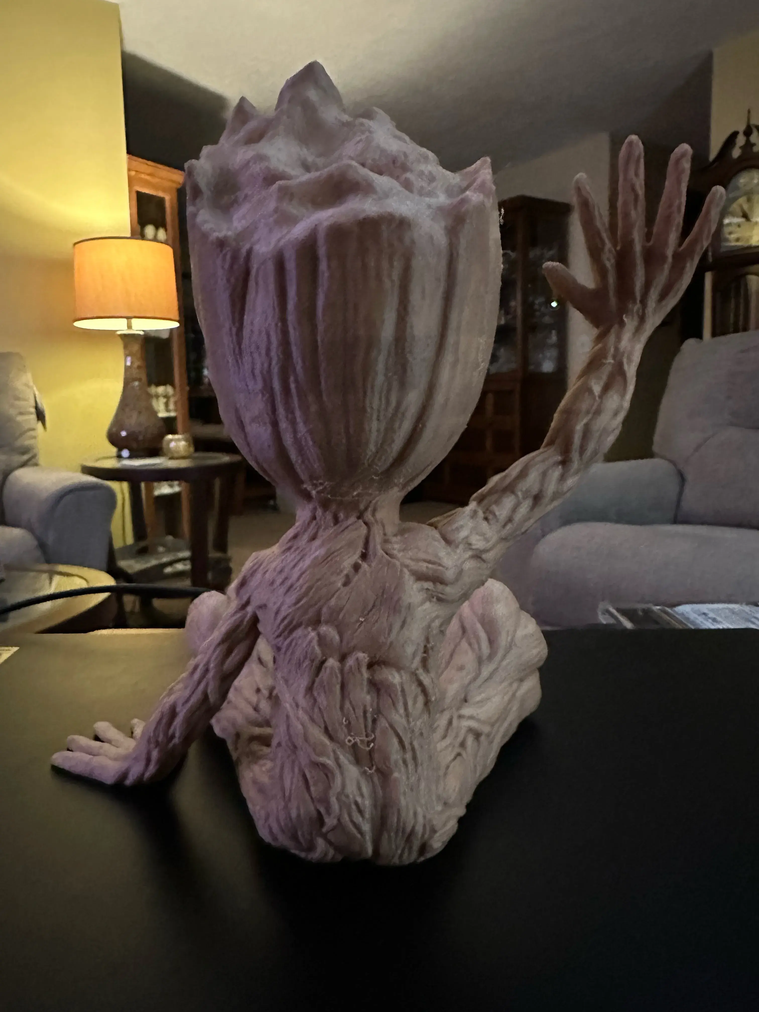 Baby Groot sitzend winkend