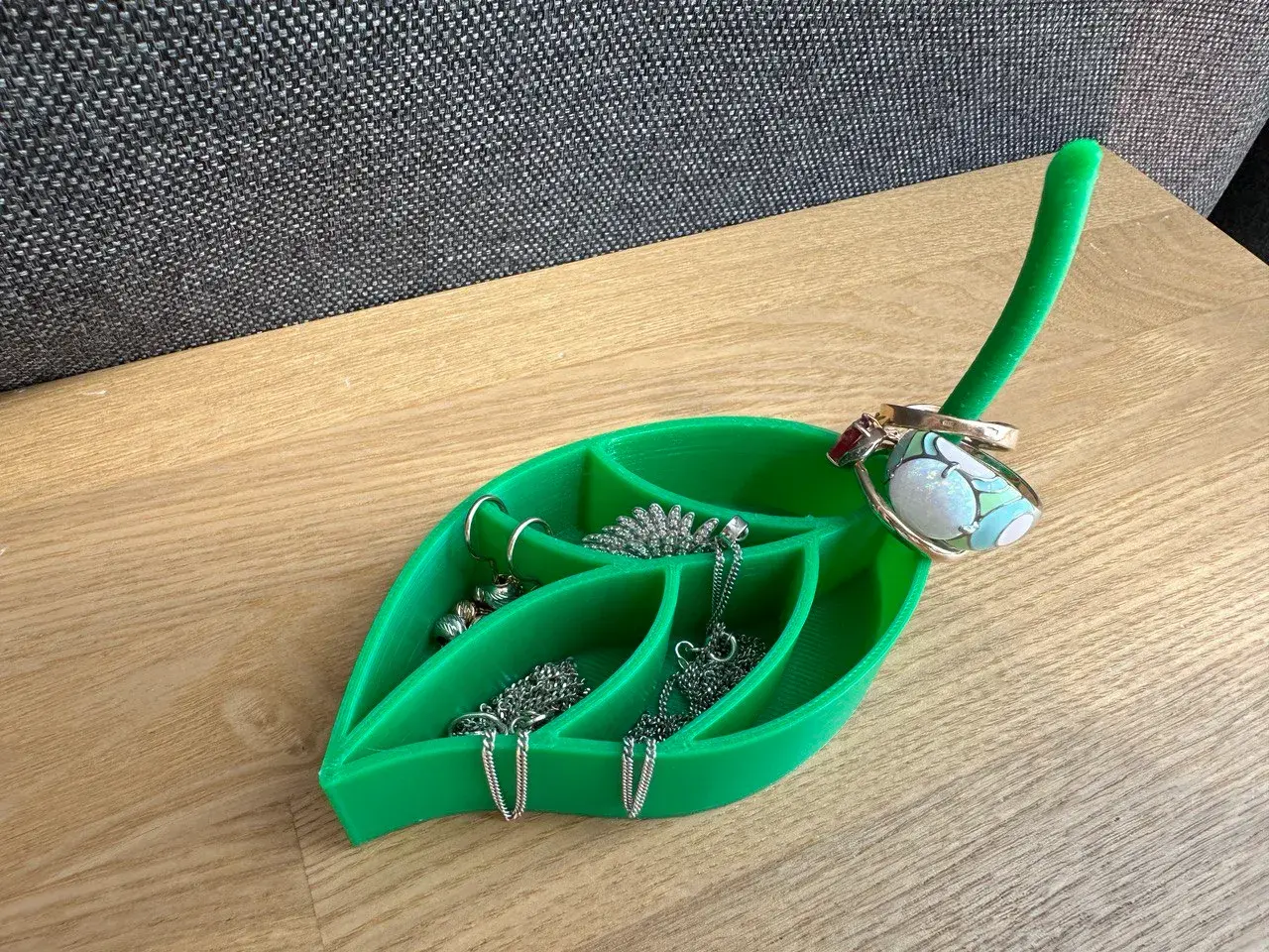 Leaf jewelry holder