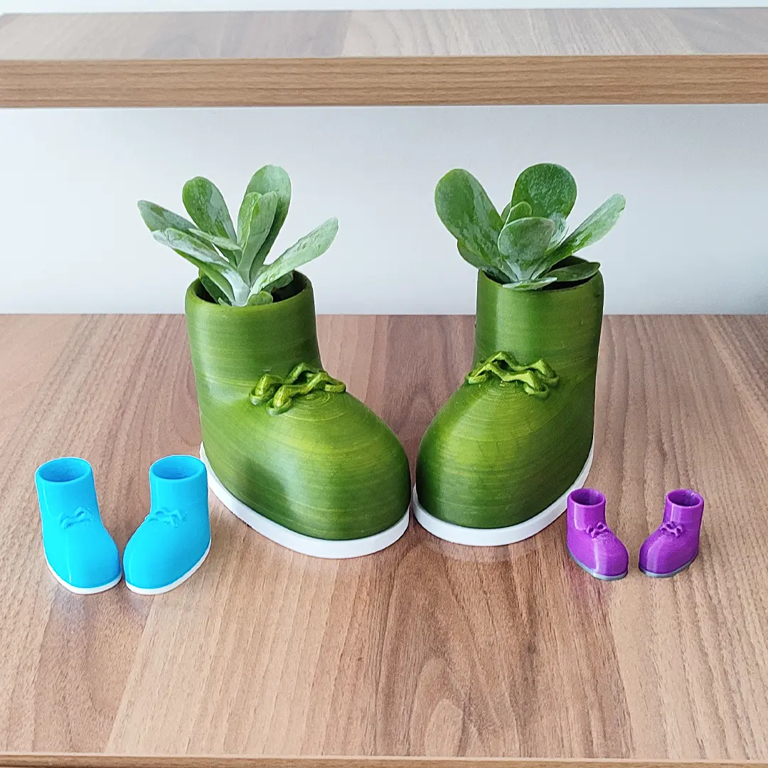 SHOE-LOOK FLOWERPOT AND PENCIL CASE