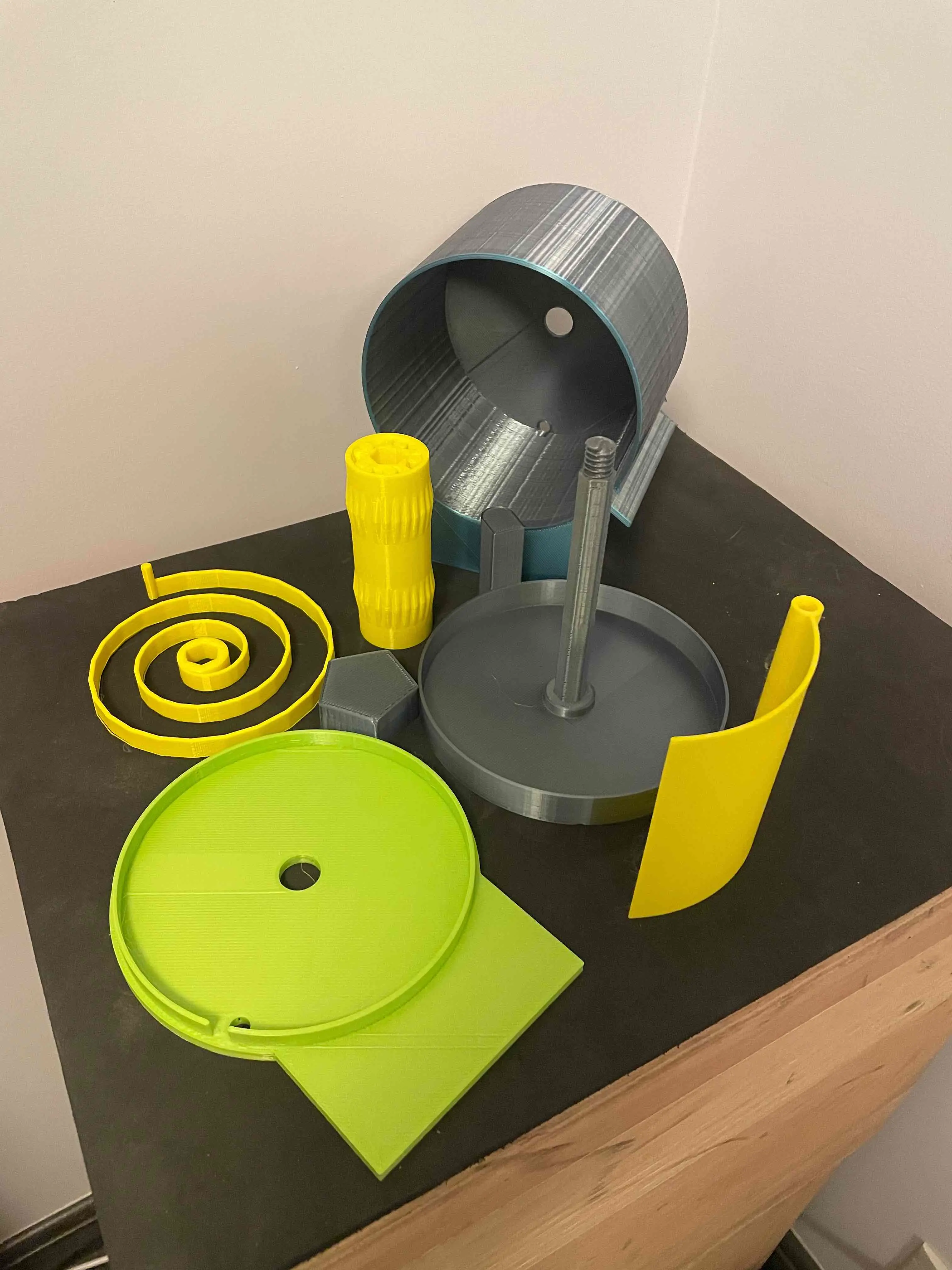 Tissue paper dispenser with lever
