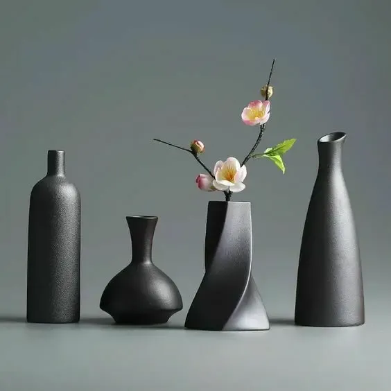 AVIANO BLACK VASE

