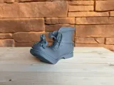 Macetero decorativo con forma de bota-5