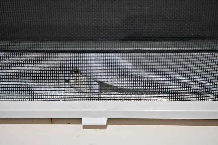 Almohadilla para cerradura de ventana en voladizo