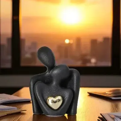 El Abrazo del Amor Eterno - Escultura de una Pareja Enamorada
