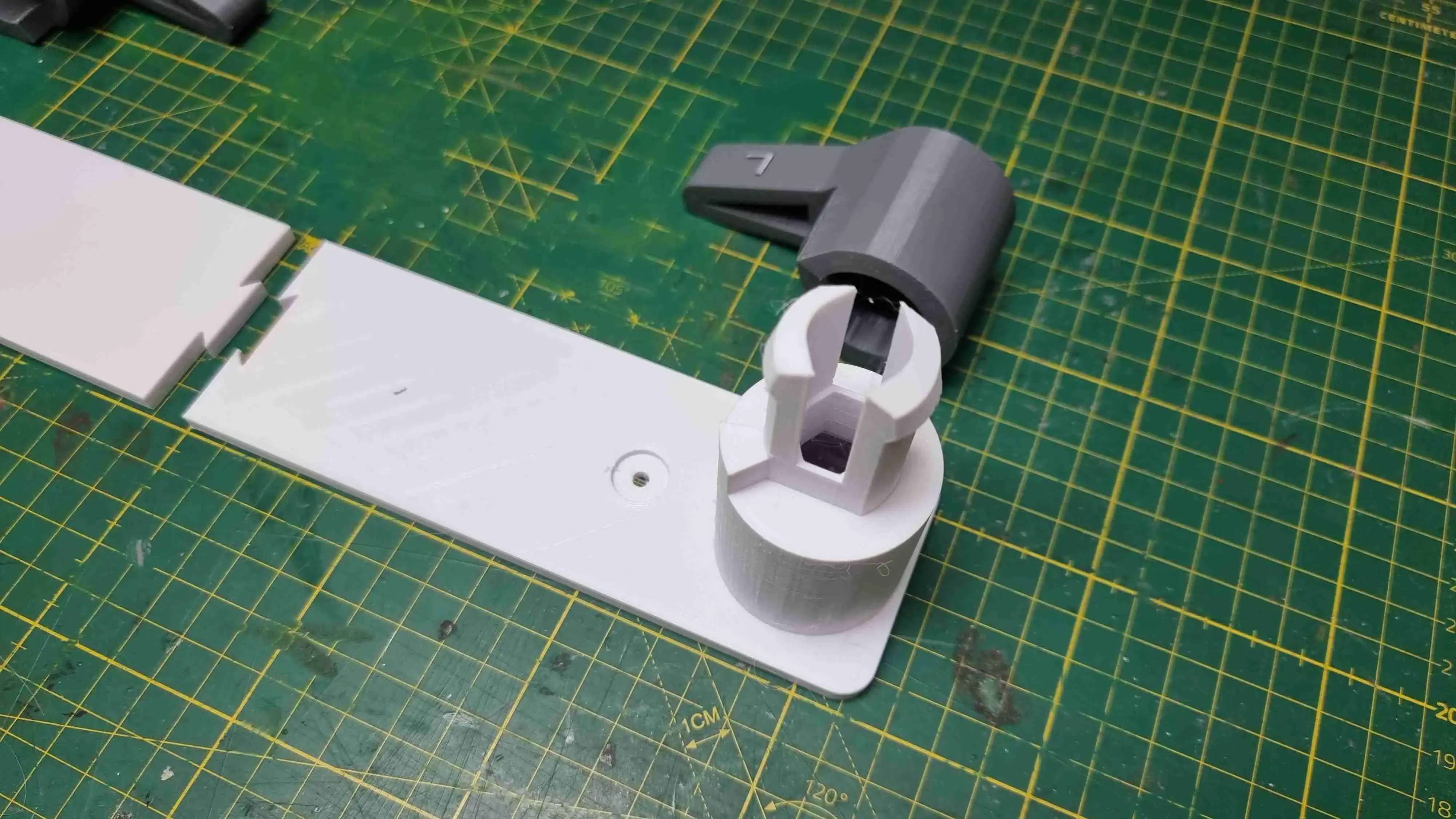 QUICK RELEASE PAPER TOWEL HANGER ( NO SUPPORTS NEEDED )