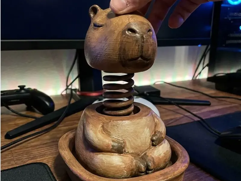 Boneco de Capivara Zen | Brinquedo Antiestresse de Animal Meditando |