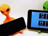 alien phone stand -0