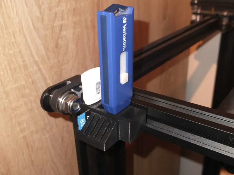 حامل عصا USB وحامل بطاقة SSD صغيرة. يجلس على الطابعة.