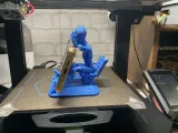 Soporte para teléfono 'Being' - Mini alienígena sosteniendo el teléfono.-2
