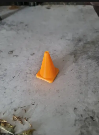 1/18 Traffic cone / Cone de circulation