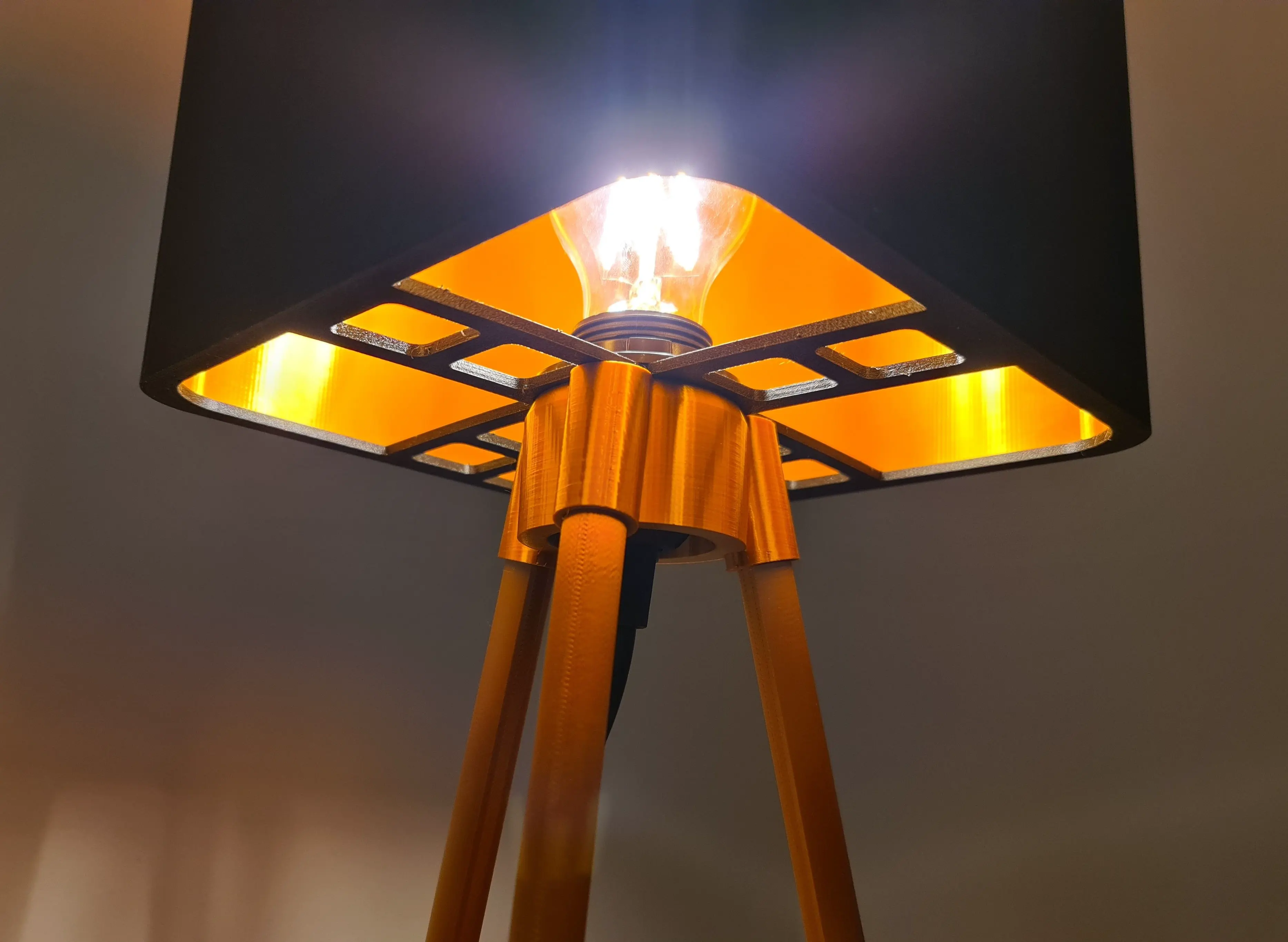 Çıkarılabilir gölge astarlı Modern Şık Tripod Küp Lamba