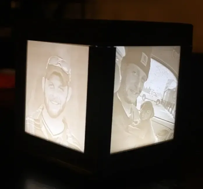Caixa de luz de litofania que comporta 4 fotos