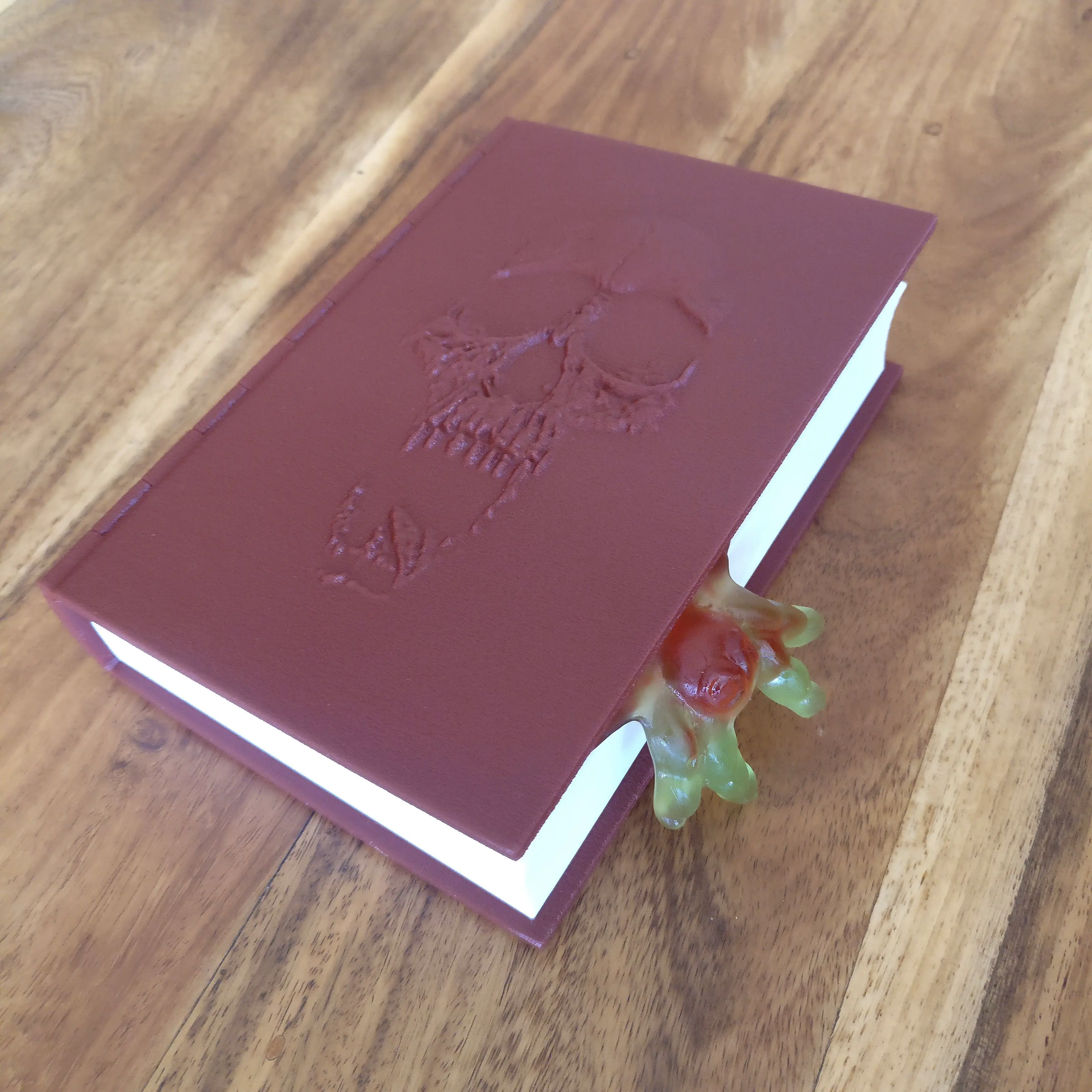 Skull Book for dice or candy - Snap close, no magnets needed