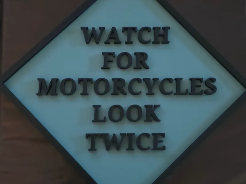 Cartello Attento alle Moto - Guarda Due Volte, Salva una Vita