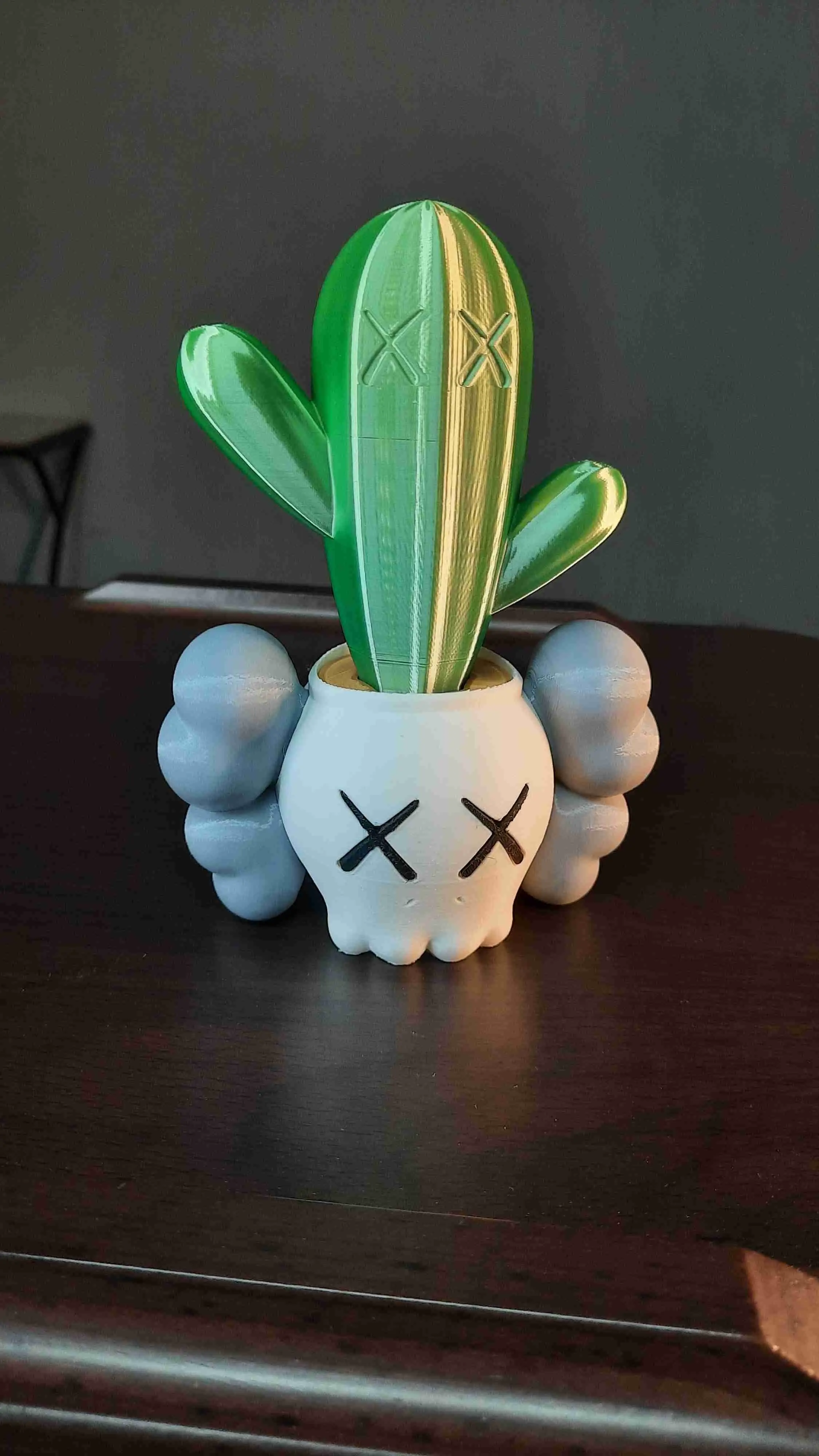 KAWS PFLANZGEFÄSS MIT KAKTUS (NACH FARBEN GETRENNT)