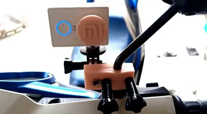 Supporto per action cam sullo specchietto retrovisore