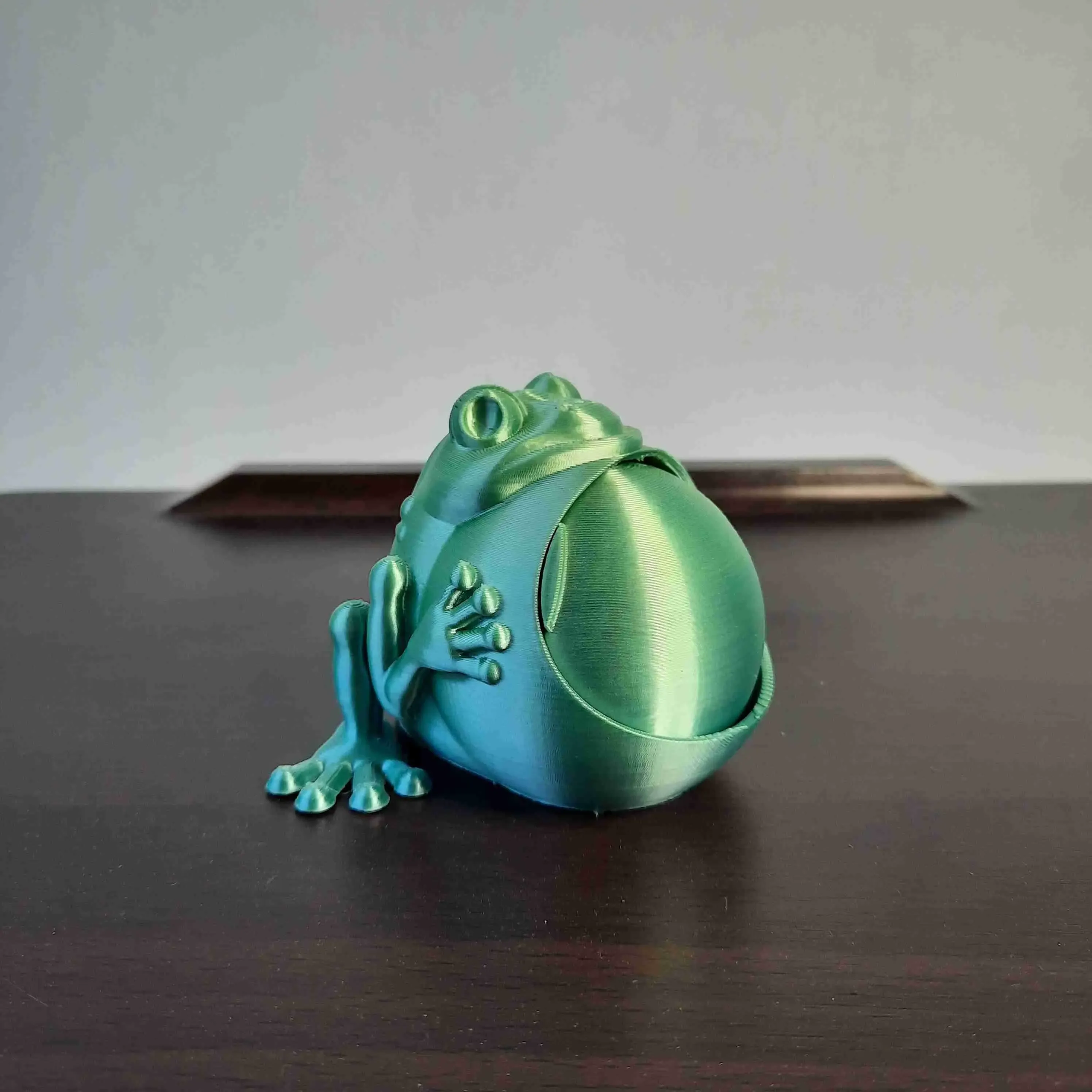 Frog keeps jewelry (not support)