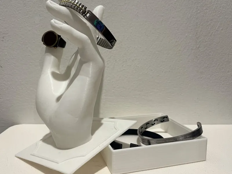 HANDSCHMUCKDISPLAY MIT GEHEIMFACH