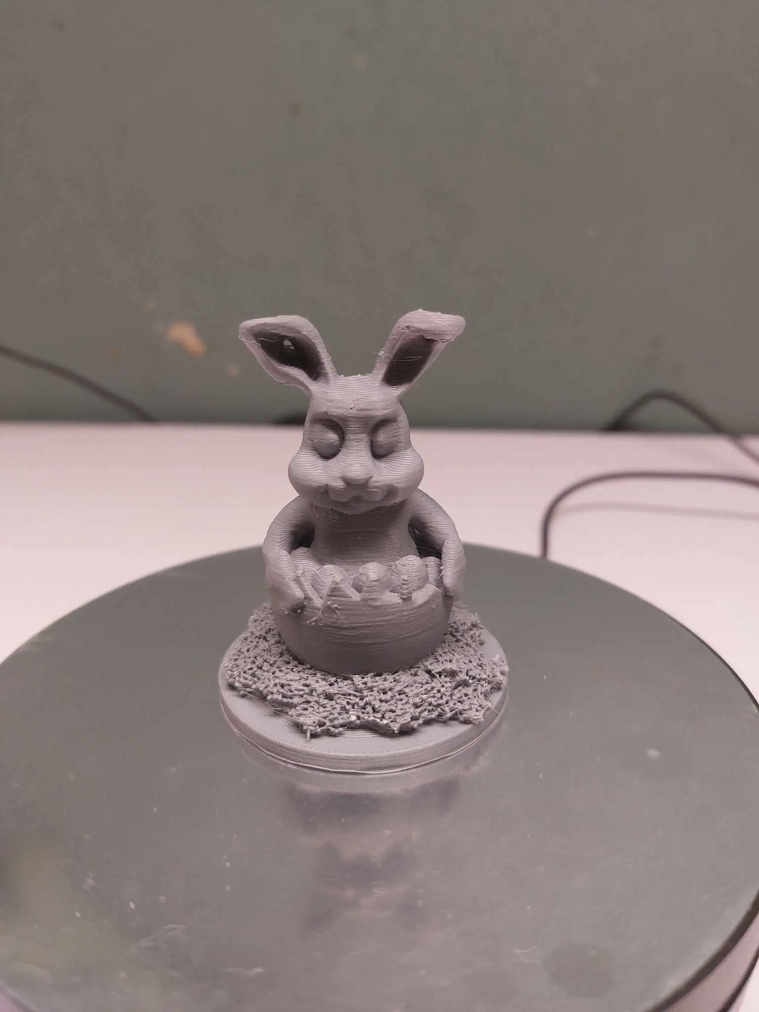 lapin de pâques dans un oeuf