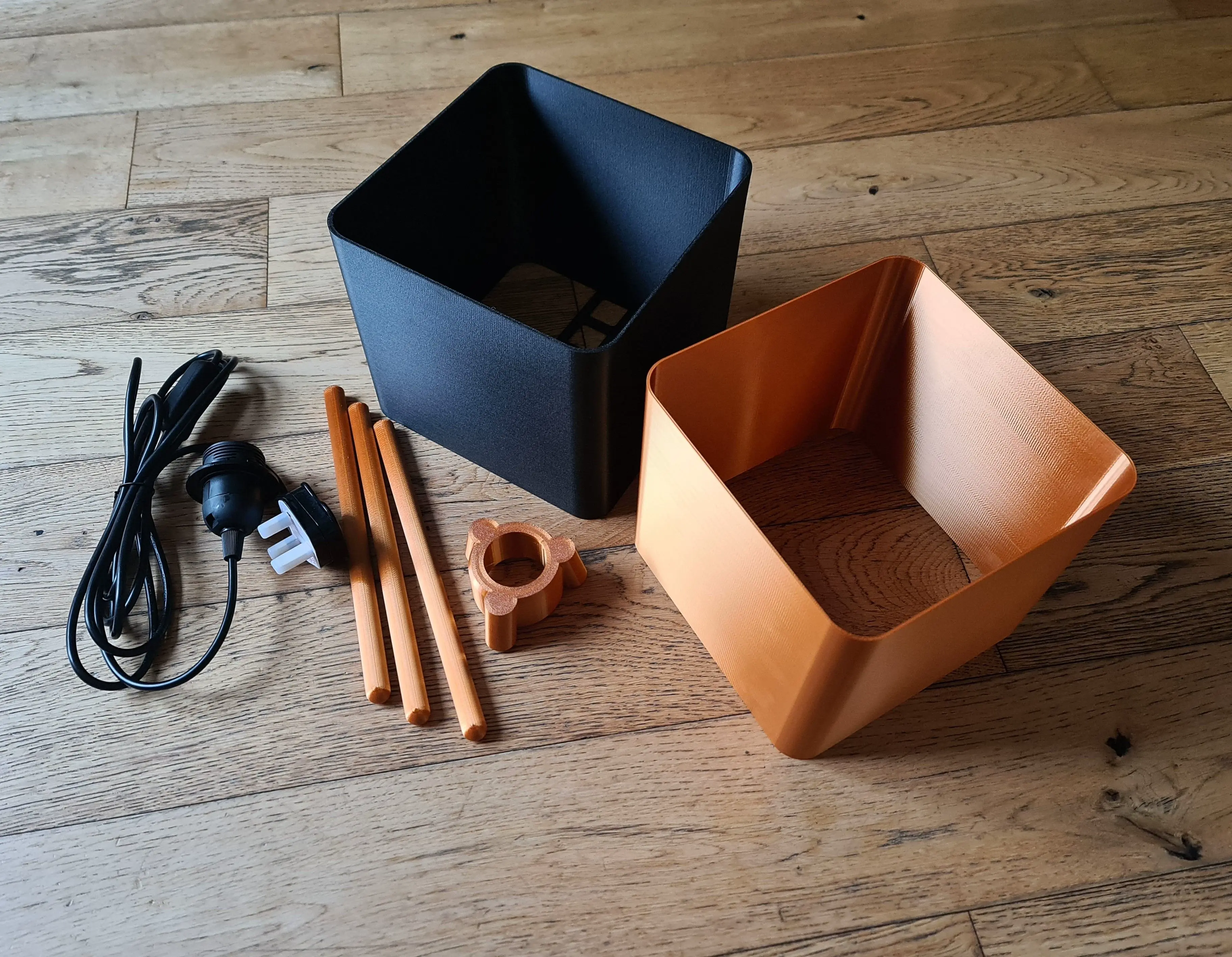 Çıkarılabilir gölge astarlı Modern Şık Tripod Küp Lamba