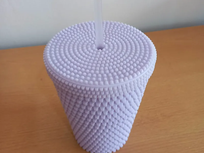 Vaso Piramidal 3D – STL con Tapa y Sorbete (500 ml)