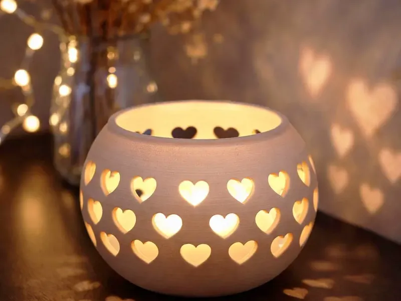 Portavelas con patrón de corazón
