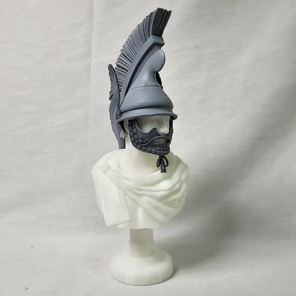 Casco frigio con figura