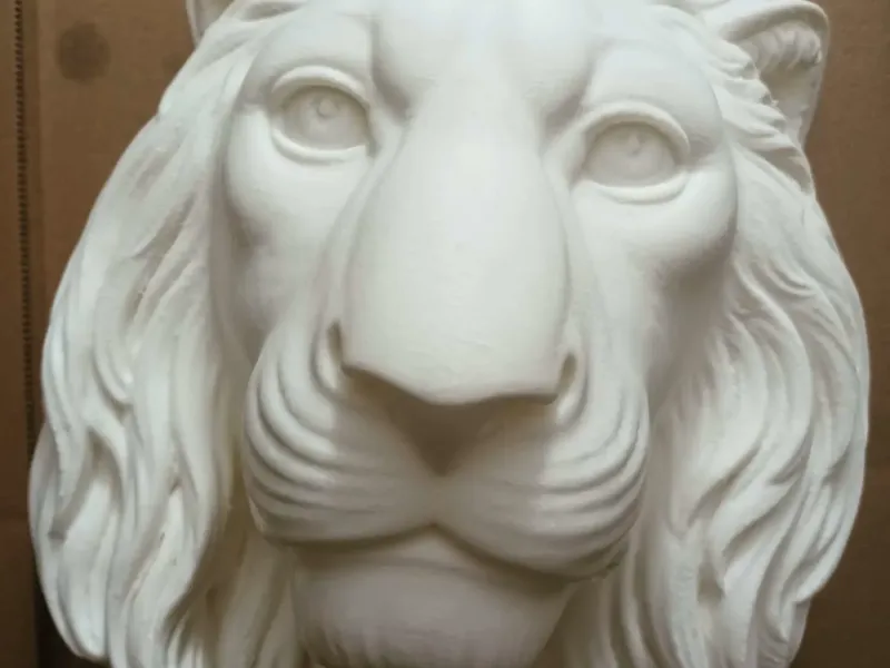 Busto de leão reclinado, costas embutidas para parede