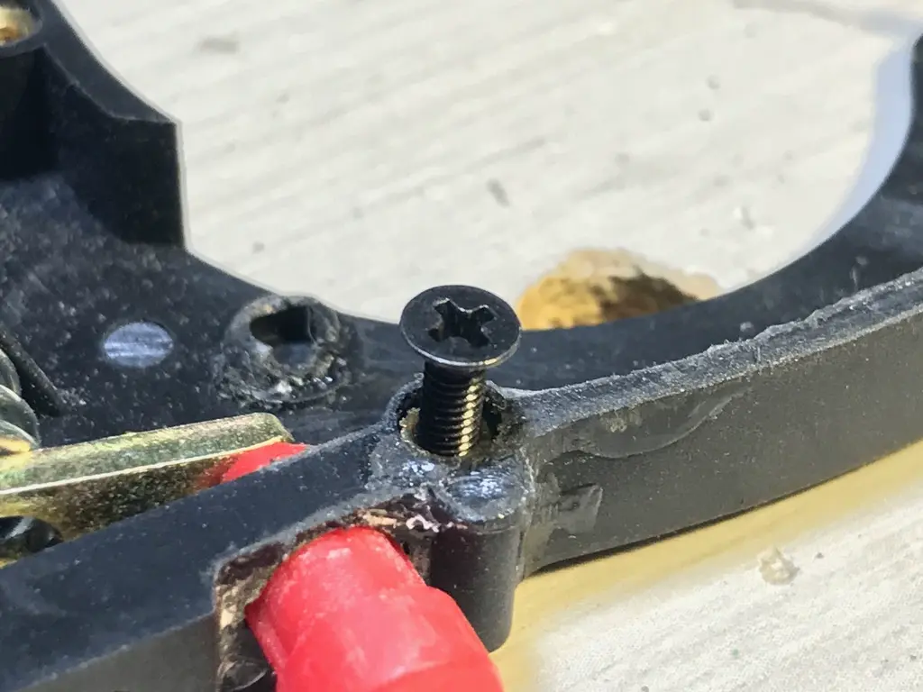 Spender für Lötpaste und Flussmittel