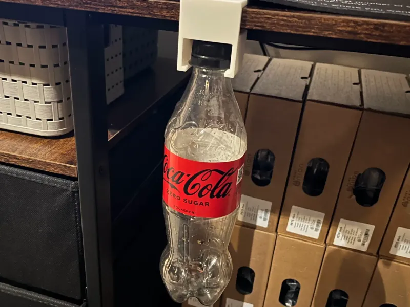 Soporte de escritorio para botella de Coca-Cola
