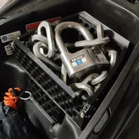 Additional compartiment in the Honda PCX trunk