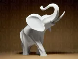 Elefante con proboscide alzata-2
