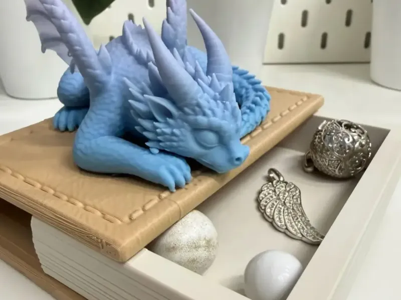 Дракон на книге