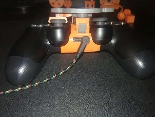 Kumanda tekerleğinde kulaklık girişi bulunan PS4 direksiyon simidi