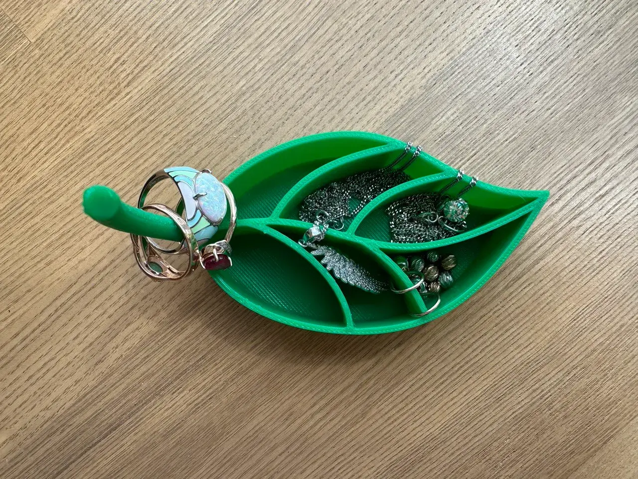 Leaf jewelry holder