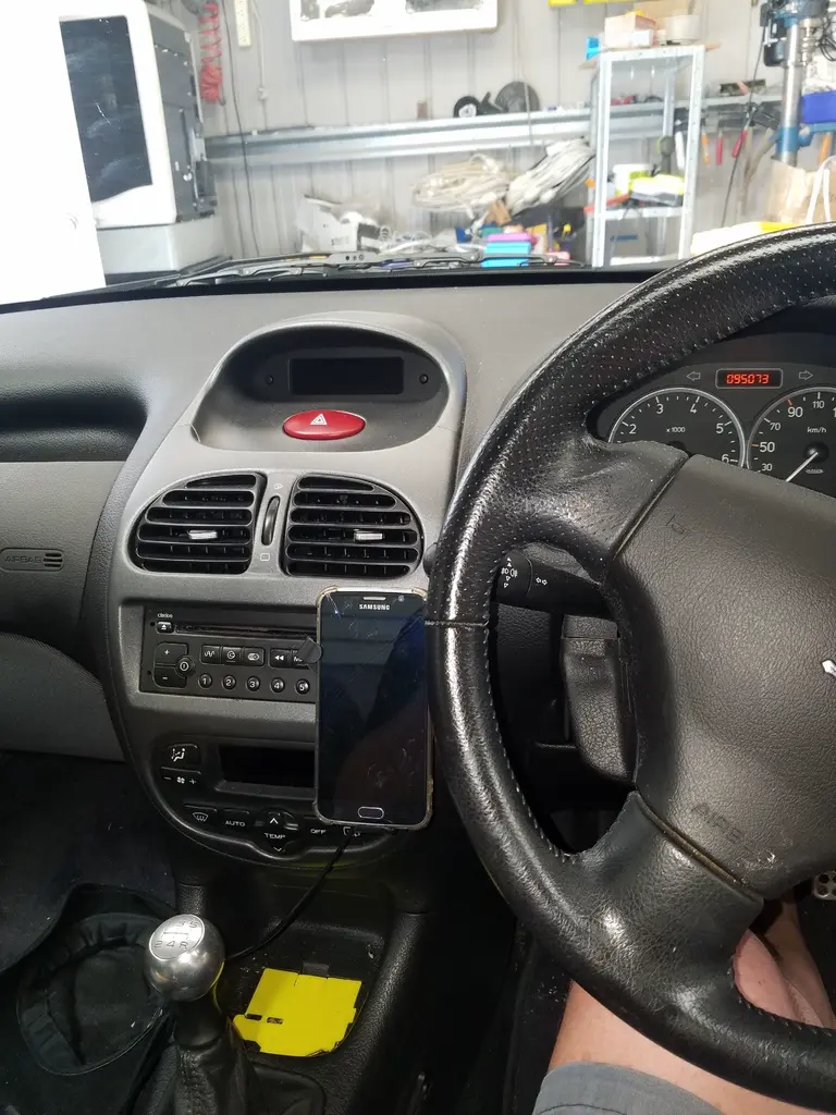Peugeot 206 phone mount