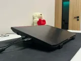 Laptop-Halterung mit Wabenmuster und Stabilisator-4